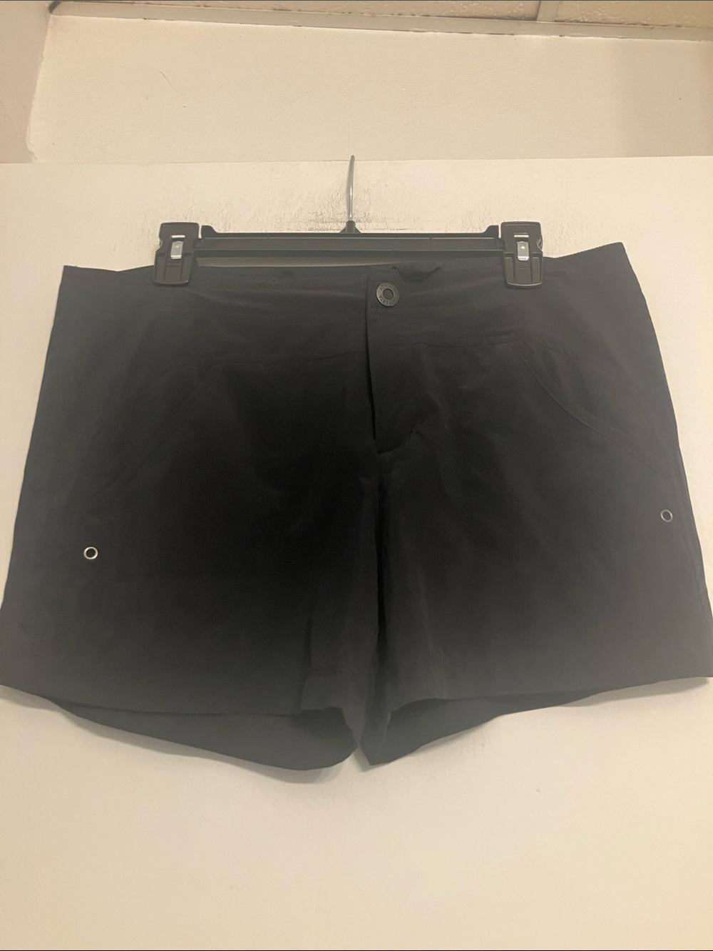 ATHLETA costa shorts quick-dry fabric zip back and front slash pockets black 10